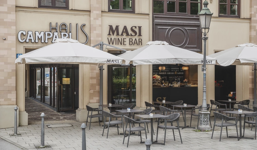 Das Campari Haus erstrahlt in neuem Licht 